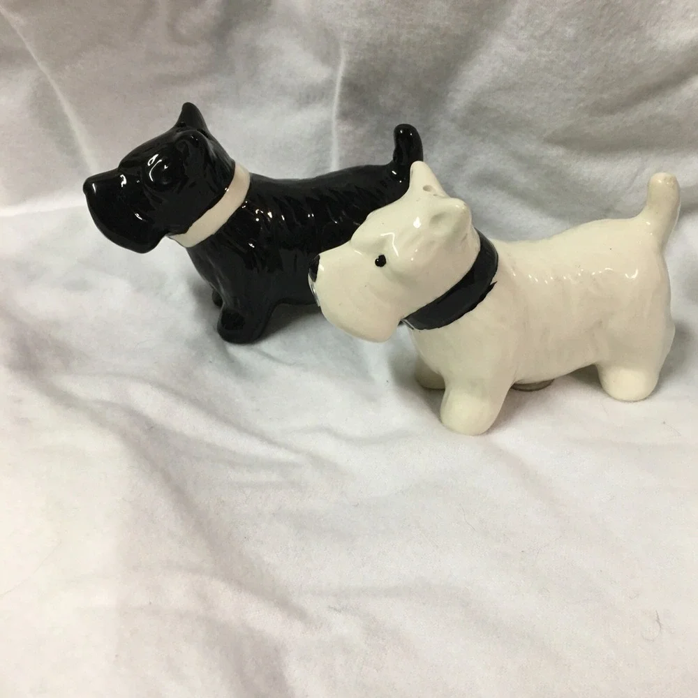 Kissing Westland Scottish Terrier Dog Magnetic Salt &‎ Pepper Shakers Read